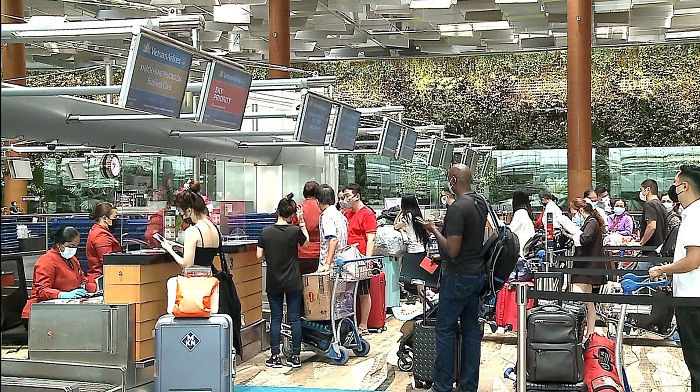 Chuyến bay chở các du khách nước ngoài đầu tiên đến Việt Nam sau khi triển khai mở cửa lại thị trường khách quốc tế từ 15/3 đã hạ cánh an toàn tại sân bay Tân Sơn Nhất chiều 16/3